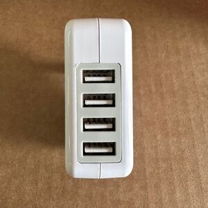 Adapter with 4 USB ports with foldable prongs